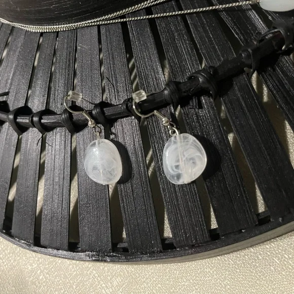 New York & company 3 strand turquoise blue white necklace with matching earrings - Picture 4 of 9